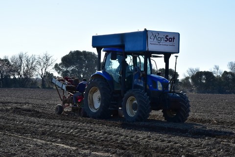 Tracteur guidé Par GPS et Système de Plantation des pieds de Vignes